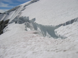 A very large (15m wide) crevasse