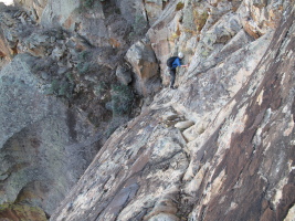 The last foot-ledge traverse is quite exposed too, but leads to easy ground