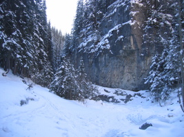 The approach in the canyon